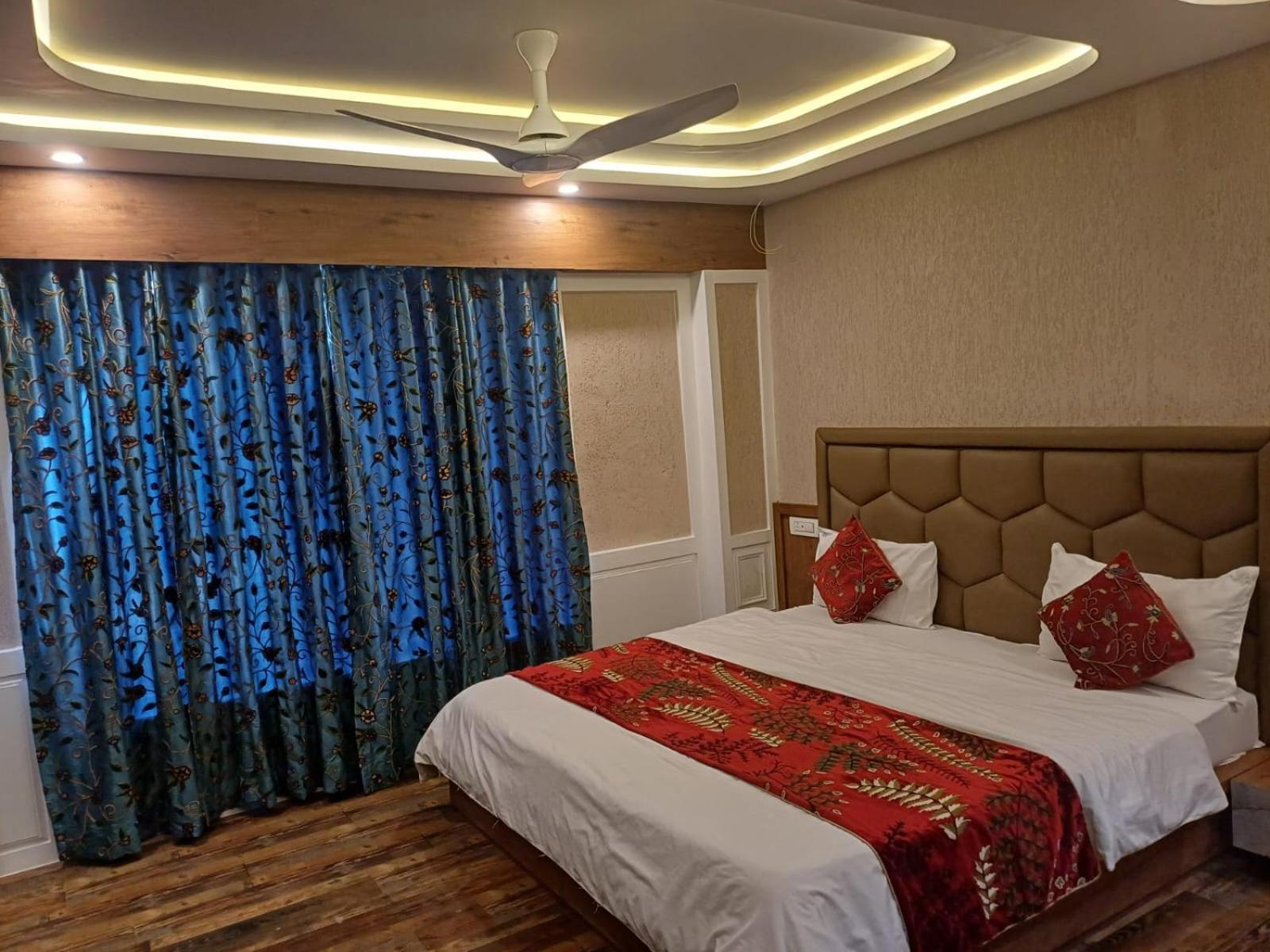 Hotel Manora Palace Srinagar  Exterior photo